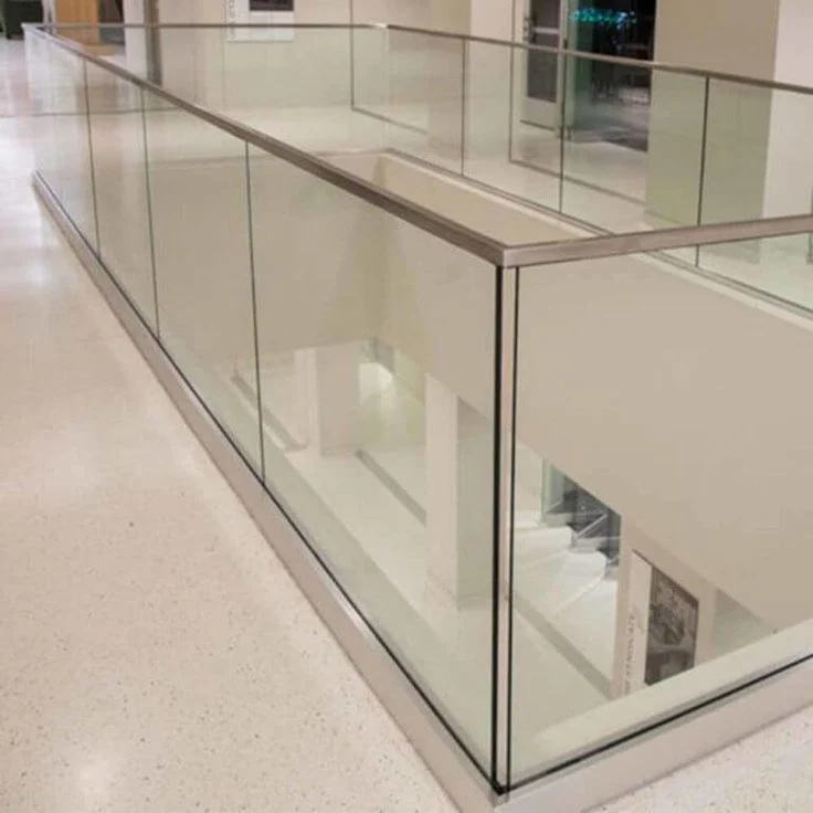 Continuous glass around a stairwell